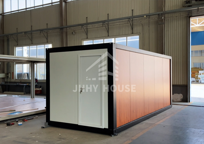 건설 현장을 위한 기숙사 건물로, 각 객실에 욕실과 샤워 시설이 갖춰져 있습니다.